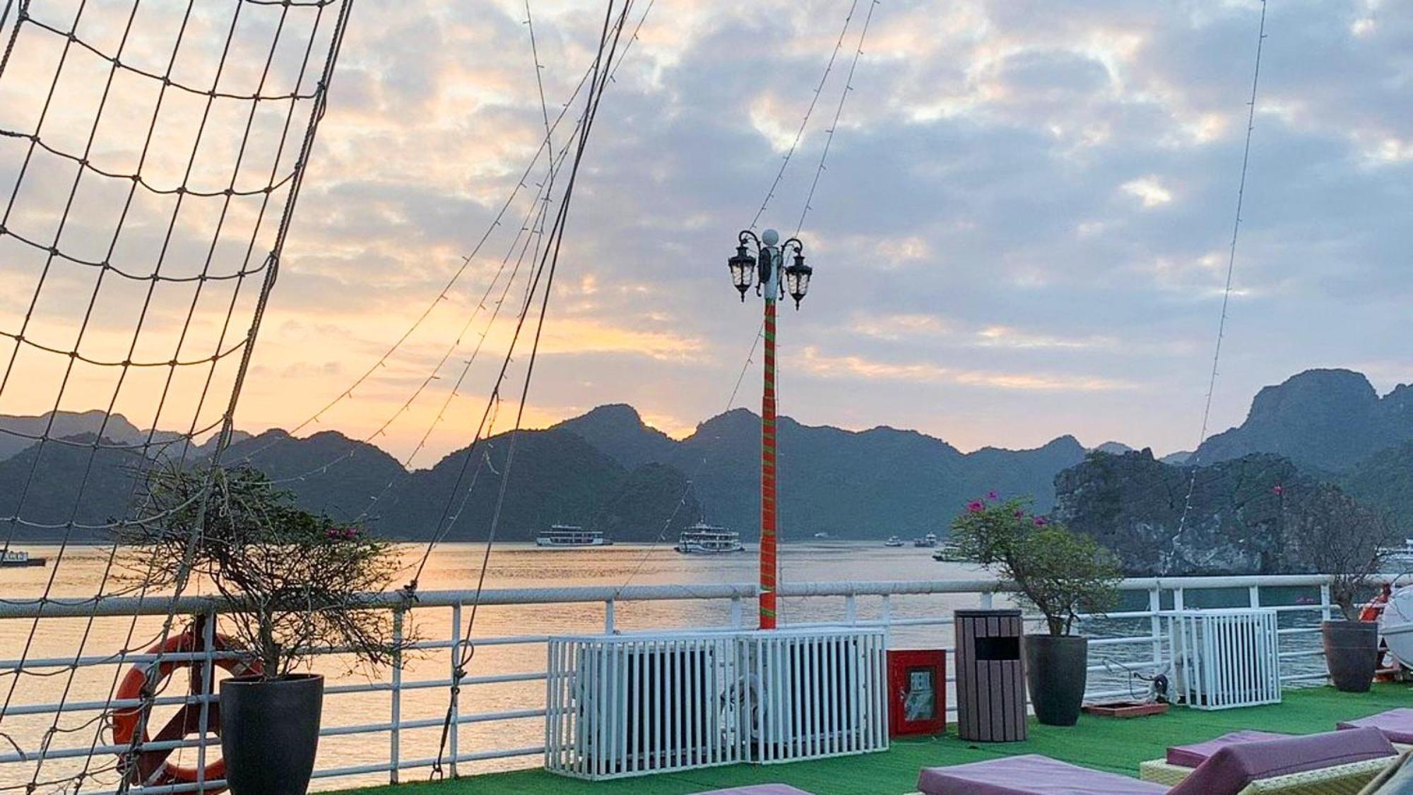 Lotus Elegance Cruise Hotel Hạ Long-öböl Kültér fotó