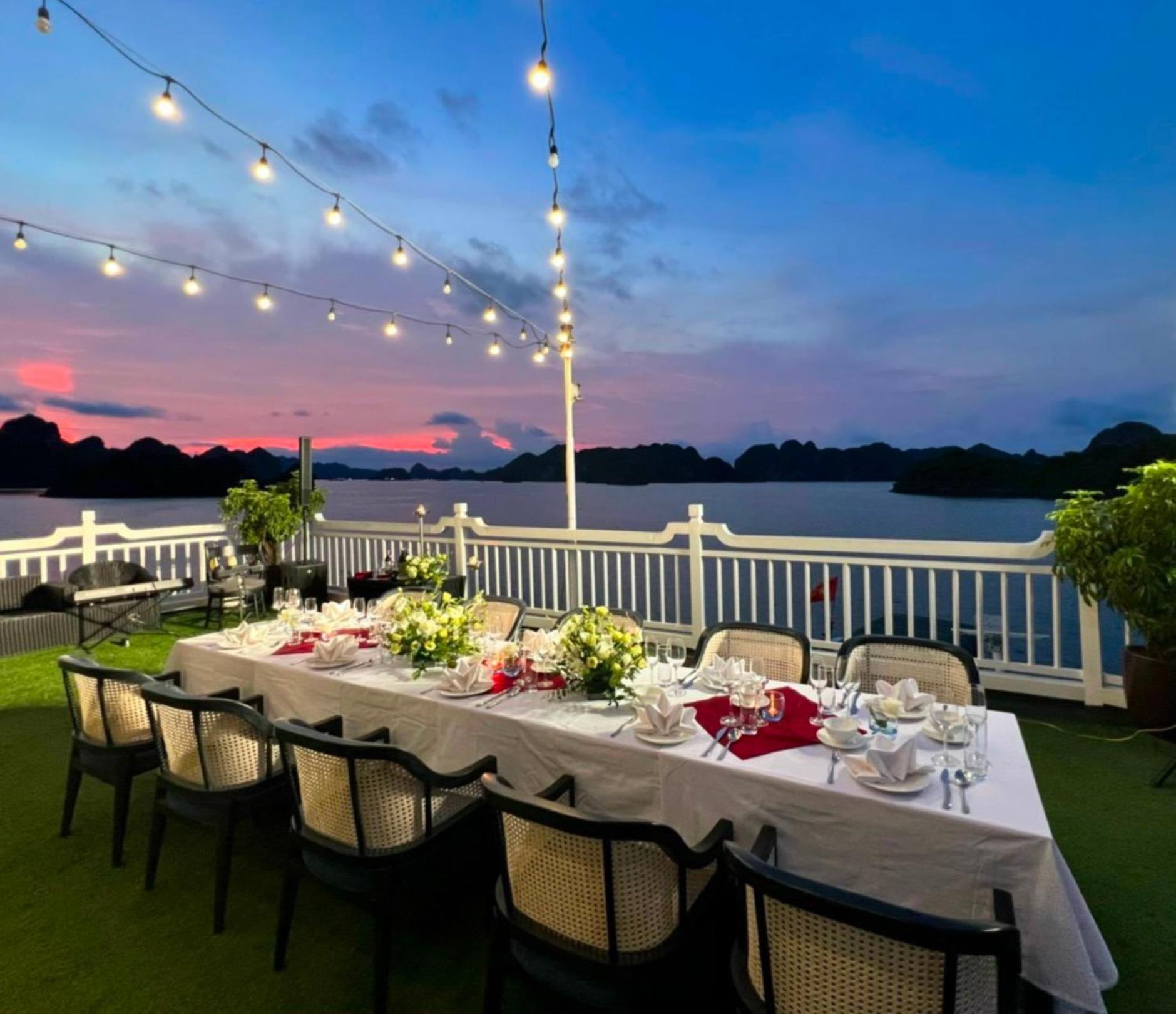 Lotus Elegance Cruise Hotel Hạ Long-öböl Kültér fotó