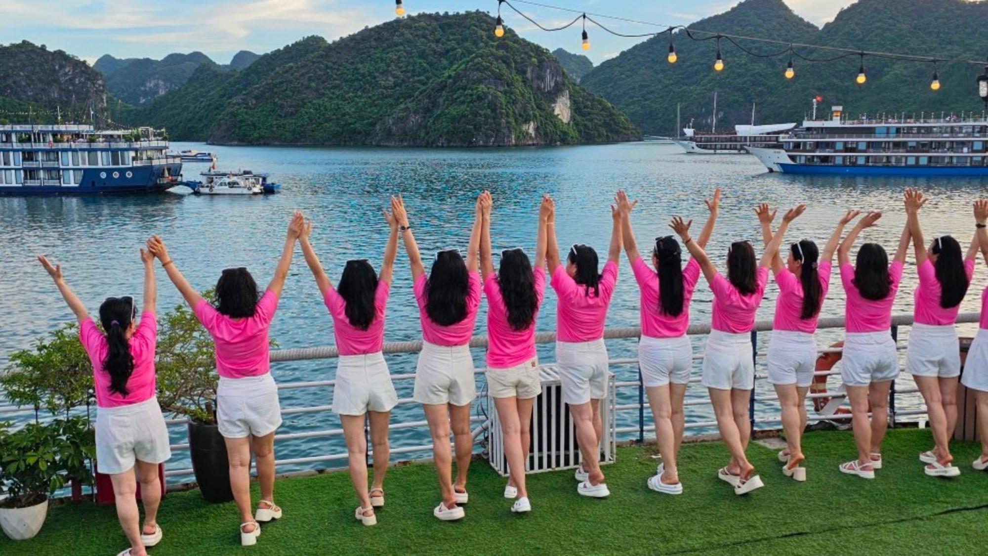 Lotus Elegance Cruise Hotel Hạ Long-öböl Kültér fotó