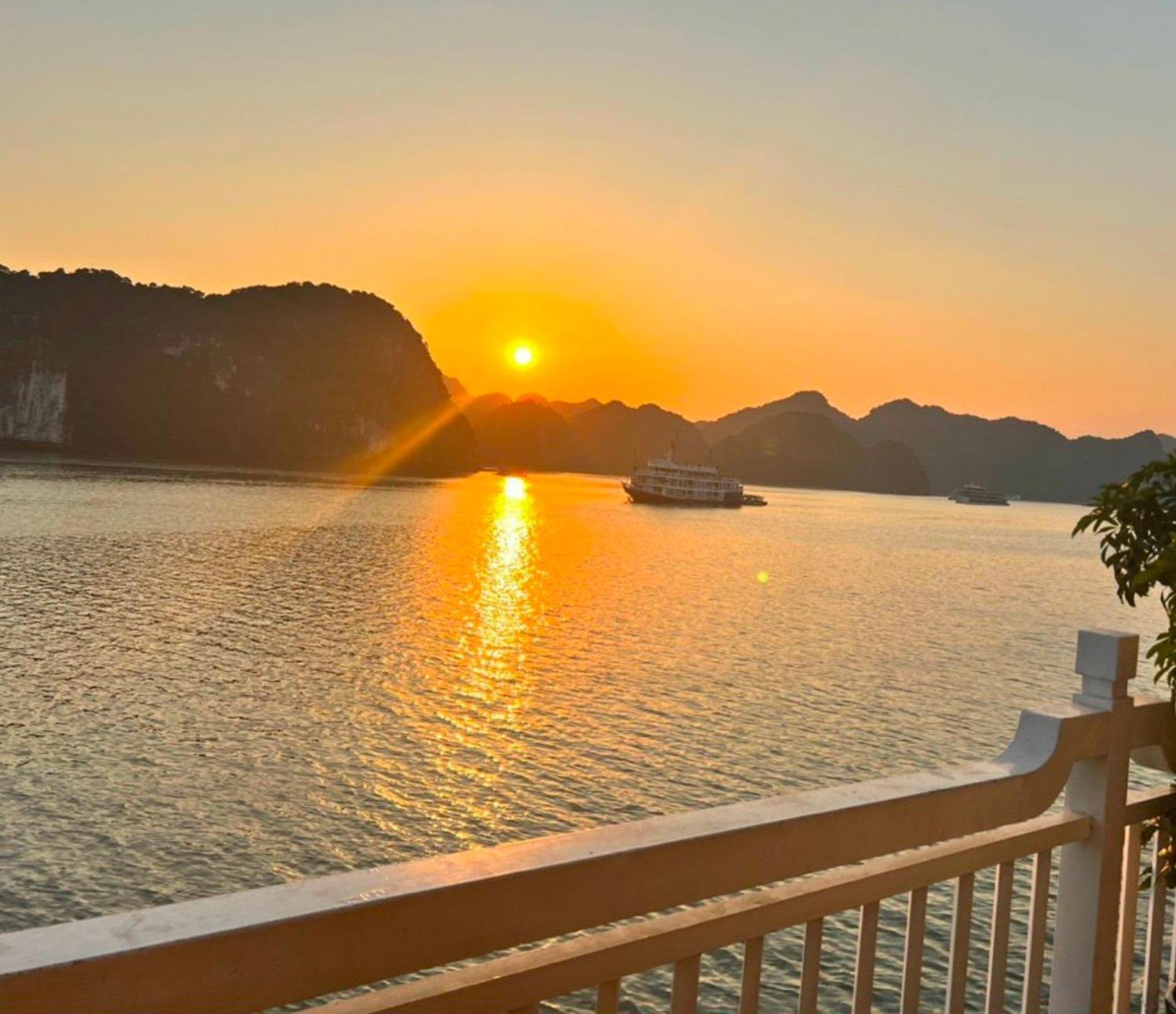 Lotus Elegance Cruise Hotel Hạ Long-öböl Kültér fotó
