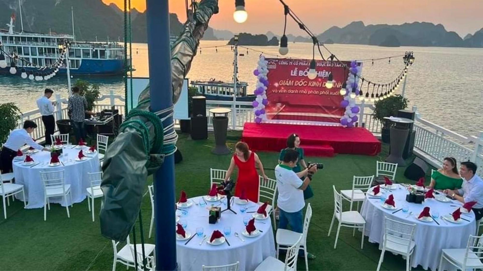 Lotus Elegance Cruise Hotel Hạ Long-öböl Kültér fotó