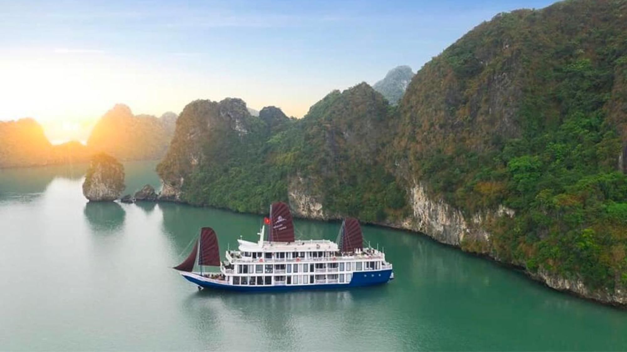 Lotus Elegance Cruise Hotel Hạ Long-öböl Kültér fotó
