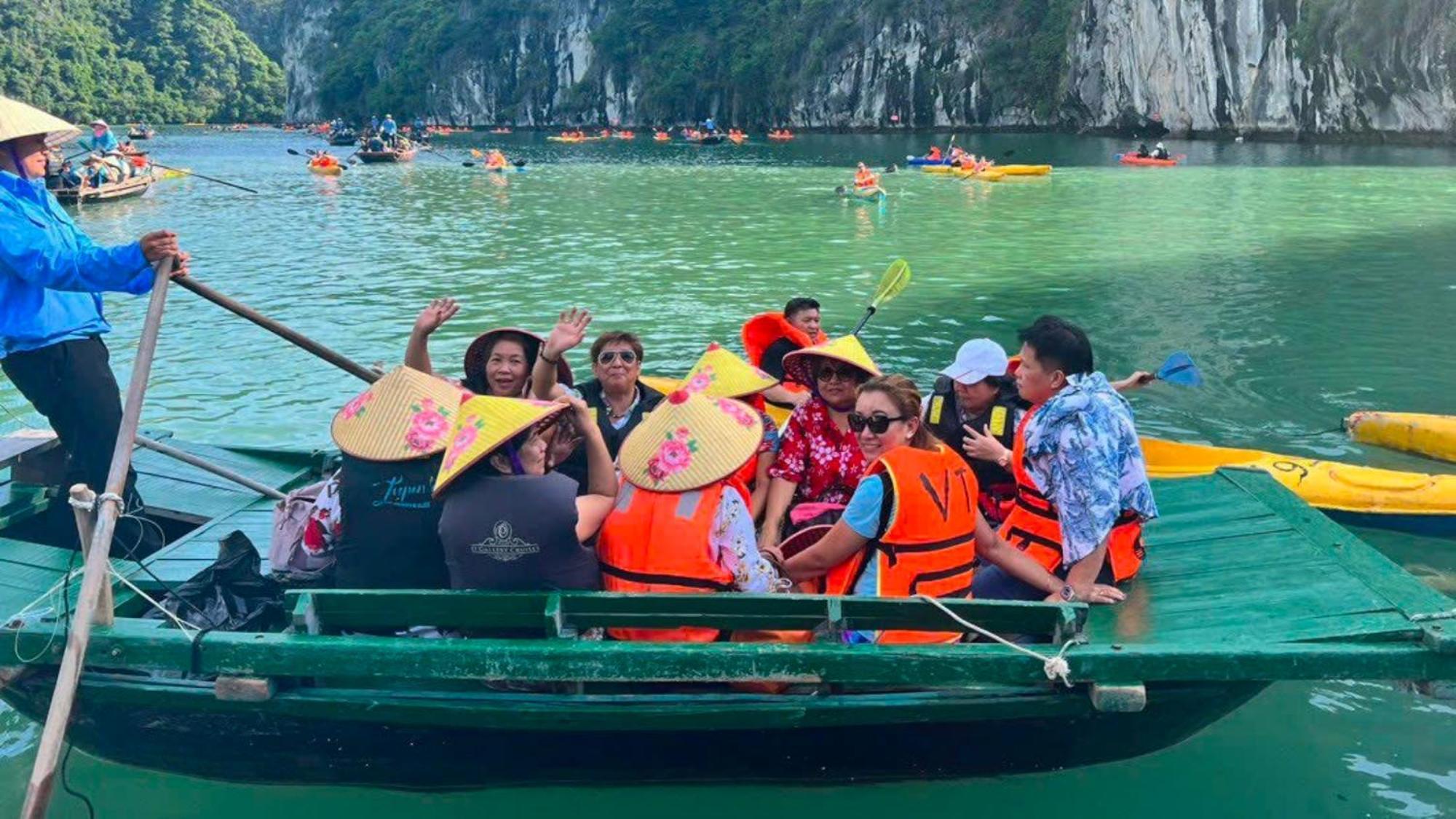 Lotus Elegance Cruise Hotel Hạ Long-öböl Kültér fotó
